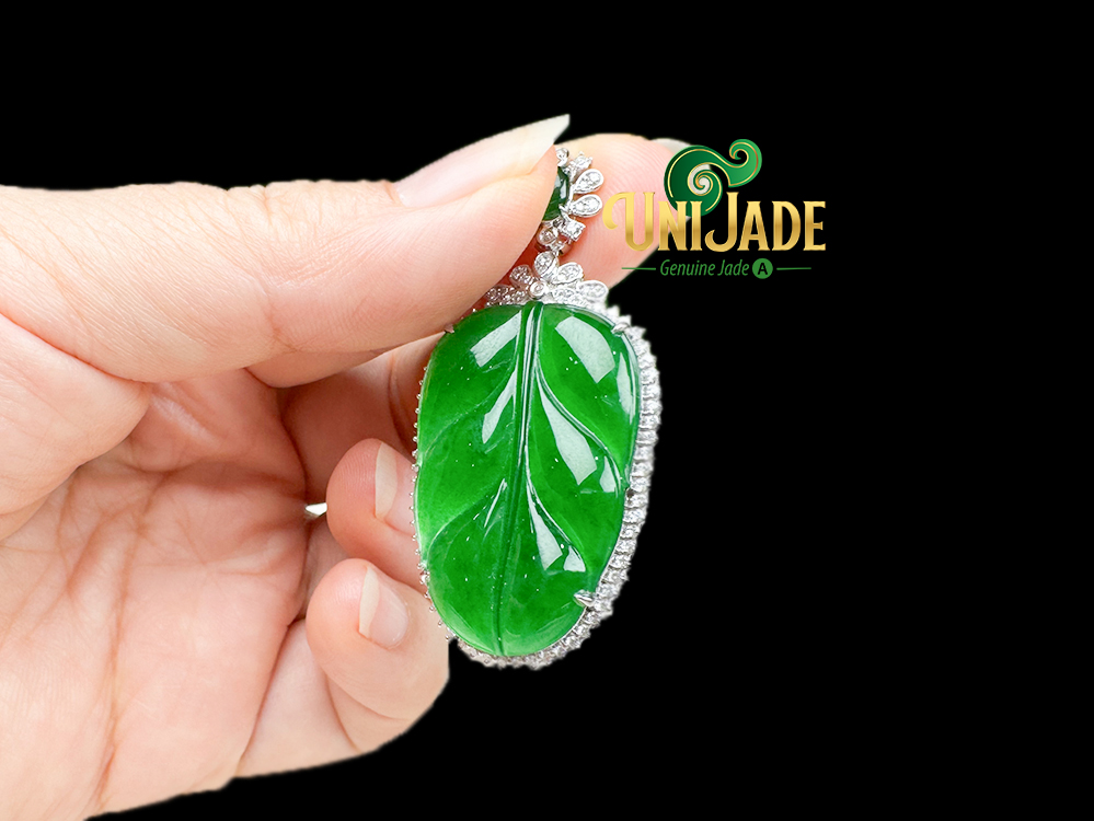 Mặt dây chuyền xanh lục đế vương tại showroom Unijade